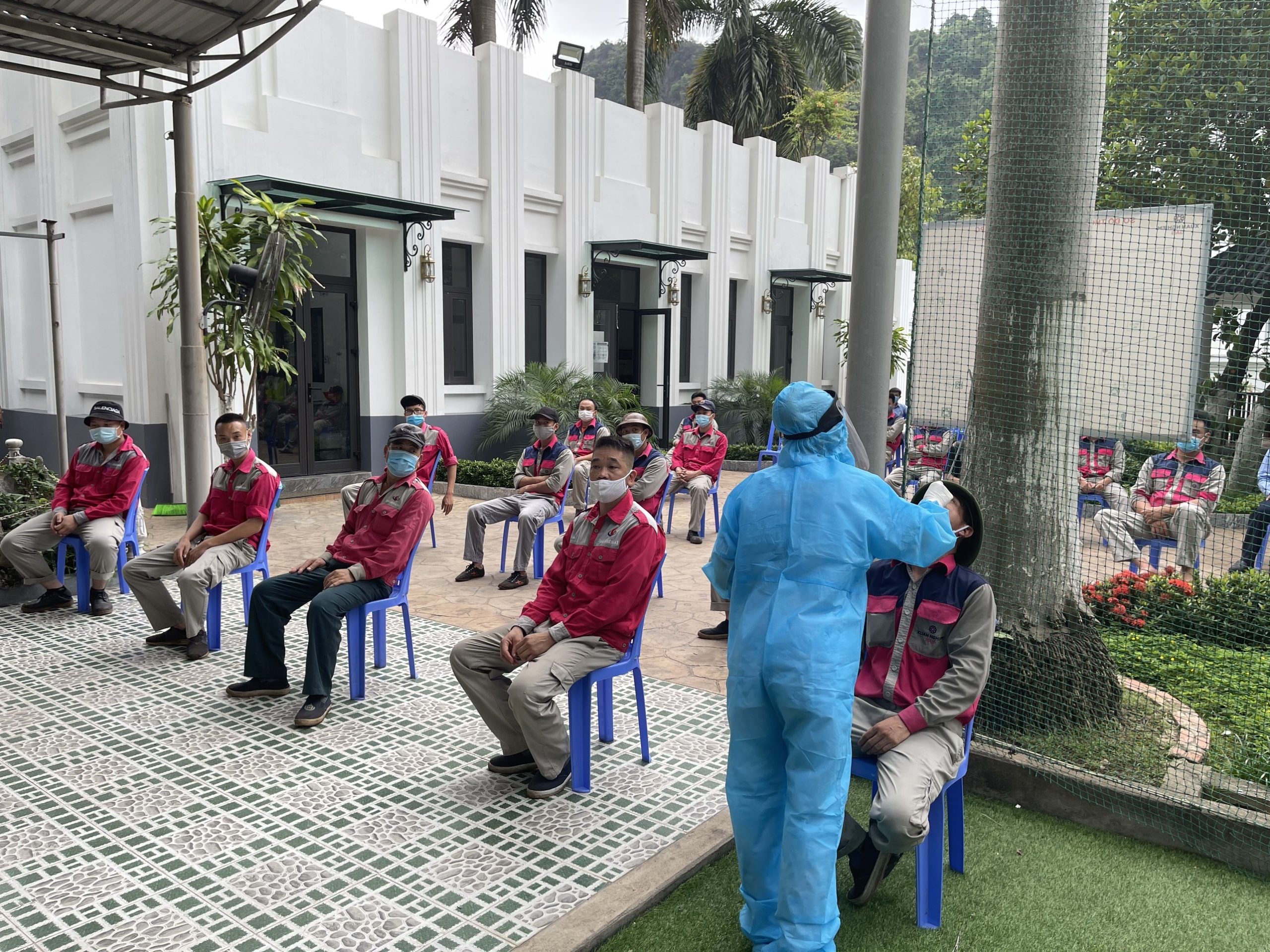 Tiến hành lấy mẫu xét nghiệm Covid-19 cho người lao động (18/5/2021)